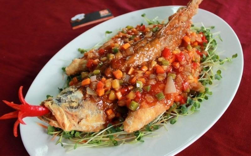 Cach-lam-ca-chien-sot-chua-ngot-kieu-hoa-hap-dan