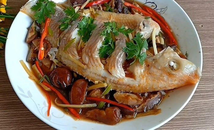 Cach-lam-ca-hap-cuon-banh-trang-cham-nuoc-mam-chua-ngot