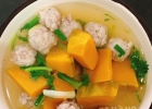 Canh bí đỏ cá viên thanh đạm, đầy đủ dưỡng chất trong 1 bữa ăn