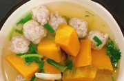 Canh bí đỏ cá viên thanh đạm, đầy đủ dưỡng chất trong 1 bữa ăn