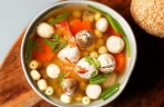 Bát canh tôm mọc hạt sen thơm bùi, thanh nhẹ cho ngày hè