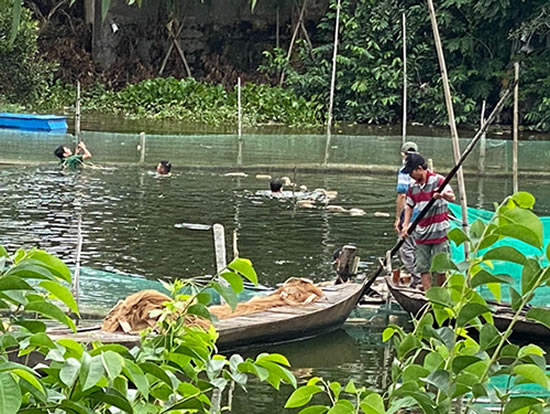 nguoi-dan-bao-ve-thuy-san-truoc-mua-nuoc-noi nguoi-dan-cang-luoi-bao-ve-thuy-san-truoc-lu